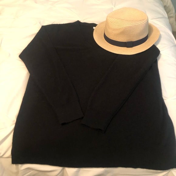 GAP Black V-neck Sweater - Picture 2 of 6